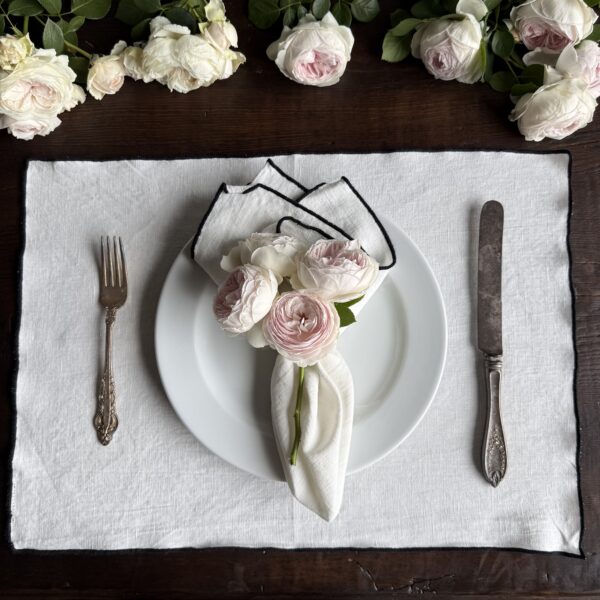 MDV WHITE W BLACK TRIM PLACEMAT
