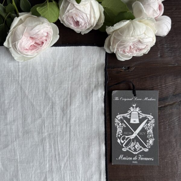 MDV WHITE W BLACK TRIM PLACEMAT